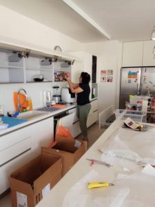 חברה שאורזת את הבית